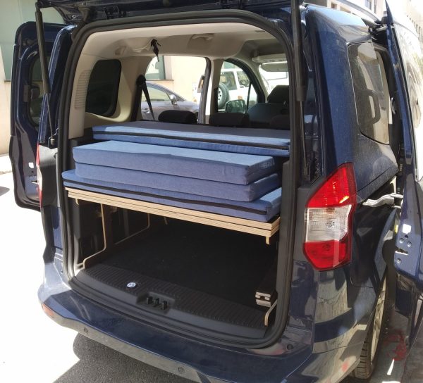 Ford Tourneo Courier camper plegada en maletero