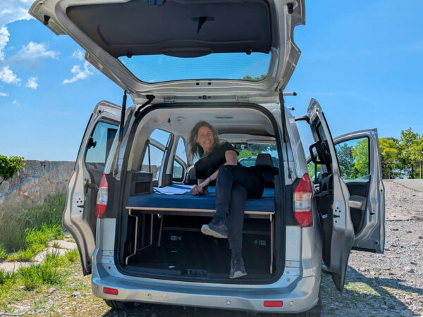 Kit Camper Ford Courier & Dacia Jogger: Estructura de Cama + Colchón Plegable