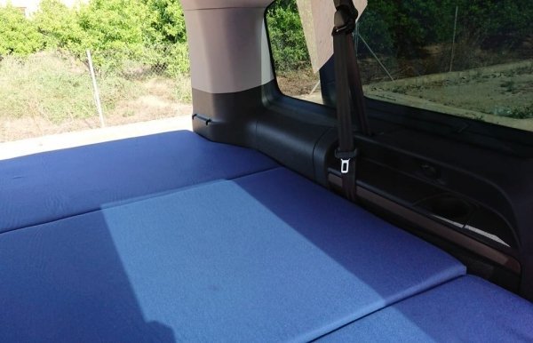 Colchon, foto interior de una Toyota Proace Verso larga. Cama plegable para furgoneta.