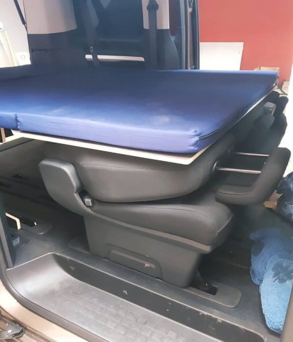 Mattress on frame in a Peugeot Traveler. Beds for vans.
